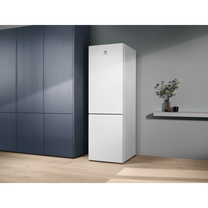 Electrolux - Freestanding fridge freezer - LNT5ME32W1